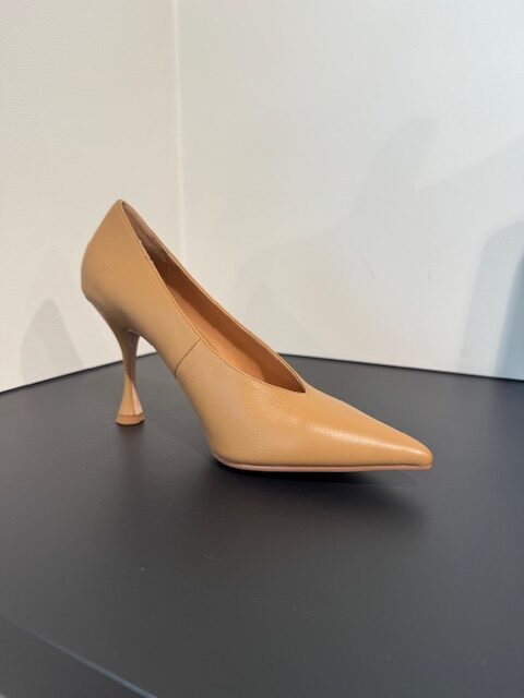 LOLACRUZ PUMP CAMEL €185.-